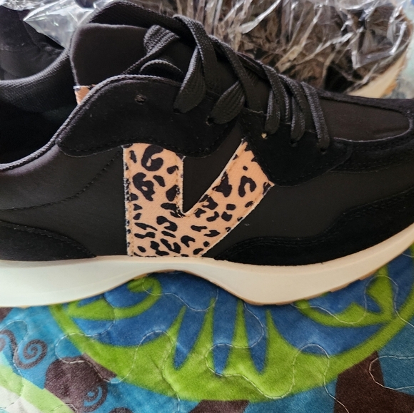 Nwot womens sneakers - Picture 8 of 8